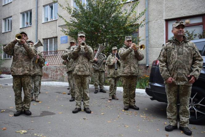 Новини Тернополя - фото з З військовим оркестром у Тернополі зустріли з пологового маля військовослужбовця З військовим оркестром у Тернополі зустріли з пологового маля військовослужбовця, фото №1 на сайті 20minut.ua