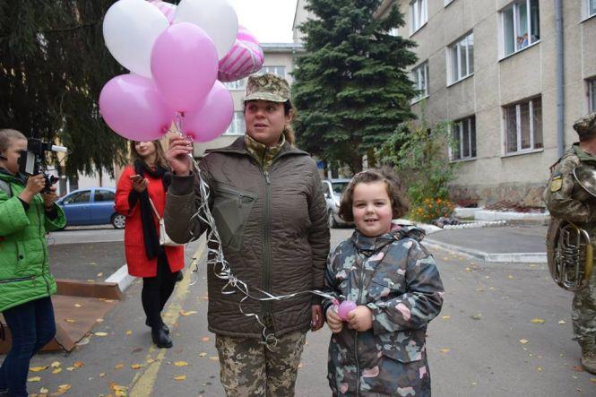 Новини Тернополя - фото з З військовим оркестром у Тернополі зустріли з пологового маля військовослужбовця З військовим оркестром у Тернополі зустріли з пологового маля військовослужбовця, фото №2 на сайті 20minut.ua