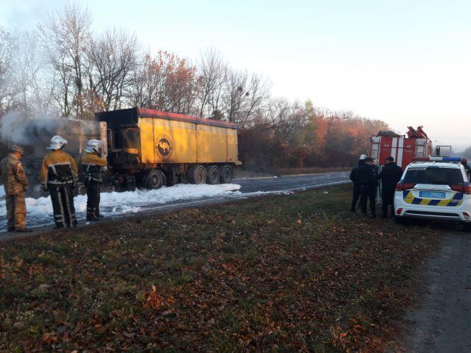Посеред дороги горіла вантажівка у Хмельницькому районі, фото №1 на сайті vsim.ua