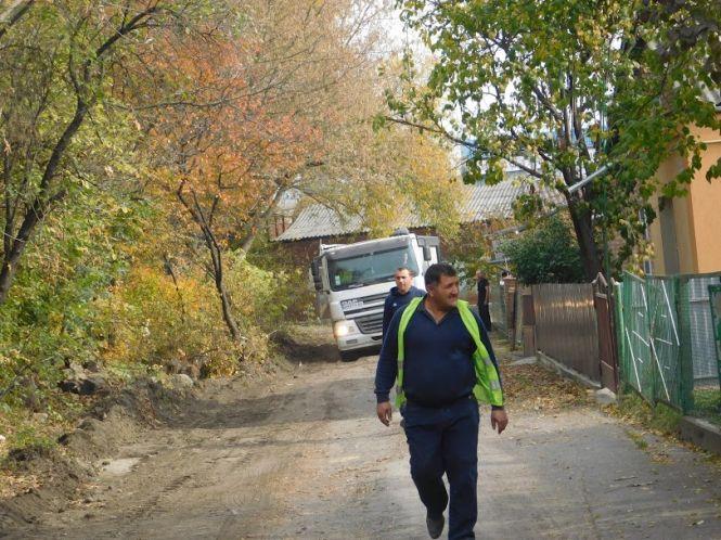 На провулку Болотному кладуть новий асфальт. Мешканці вимагають зробити тротуар, фото №1 на сайті vsim.ua