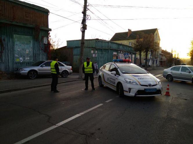 На Магістратській авто знесло дві опори. Частина вулиці перекрита, фото №3 на сайті 20minut.ua