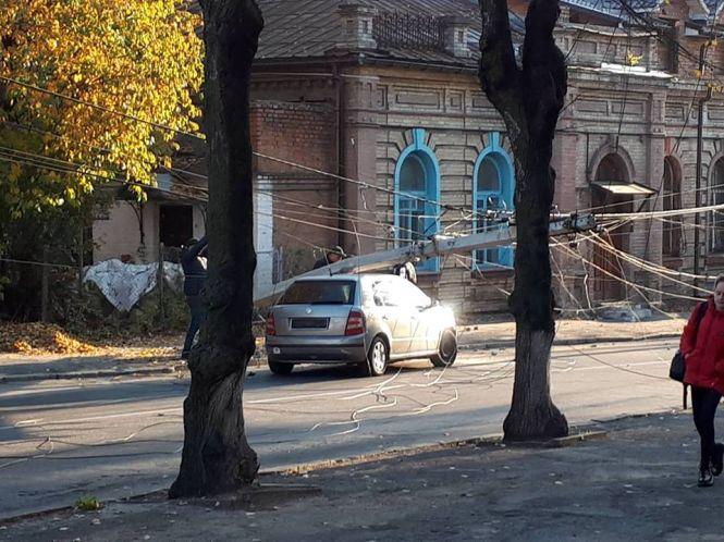 На Магістратській авто знесло дві опори. Частина вулиці перекрита, фото №2 на сайті 20minut.ua