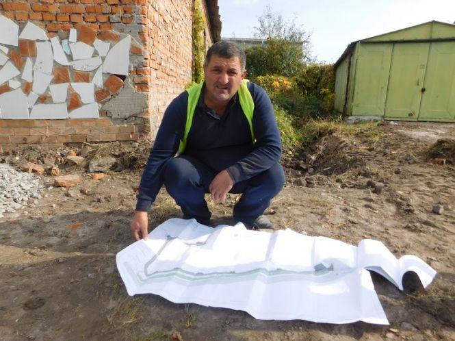 На провулку Болотному кладуть новий асфальт. Мешканці вимагають зробити тротуар, фото №4 на сайті vsim.ua