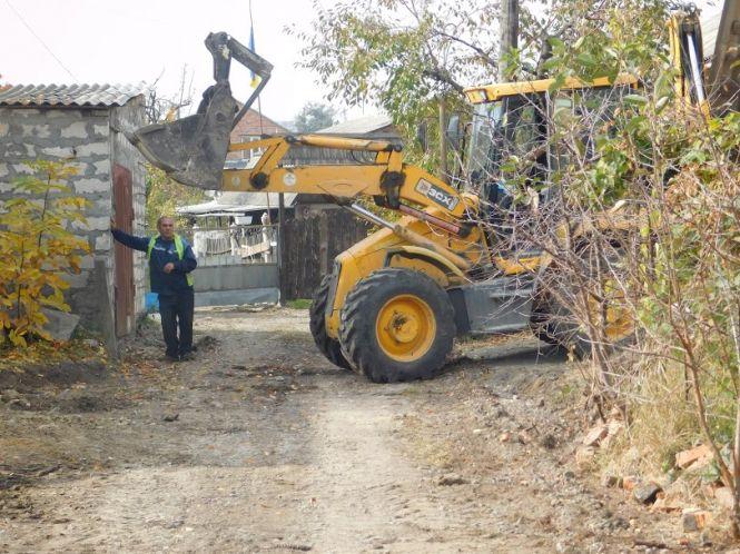 На провулку Болотному кладуть новий асфальт. Мешканці вимагають зробити тротуар, фото №6 на сайті vsim.ua