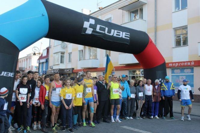 Новини Кам'янця-Подільського - фото з У Кам'янці відбувся спортивний забіг з нагоди ювілею Кам'янецького університету У Кам'янці відбувся спортивний забіг з нагоди ювілею Кам'янецького університету, фото №2 на сайті 20minut.ua