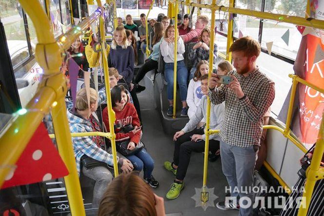 Новини Хмельницького - фото з Патрульні з підлітками влаштували вечірку у хмельницькому тролейбусі Патрульні з підлітками влаштували вечірку у хмельницькому тролейбусі, фото №2 на сайті vsim.ua