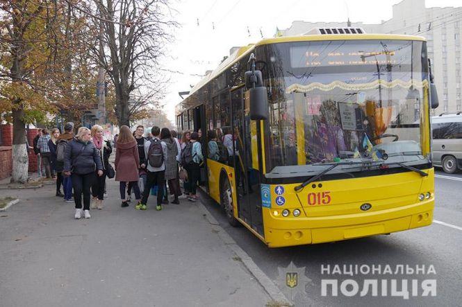 Новини Хмельницького - фото з Патрульні з підлітками влаштували вечірку у хмельницькому тролейбусі Патрульні з підлітками влаштували вечірку у хмельницькому тролейбусі, фото №1 на сайті vsim.ua
