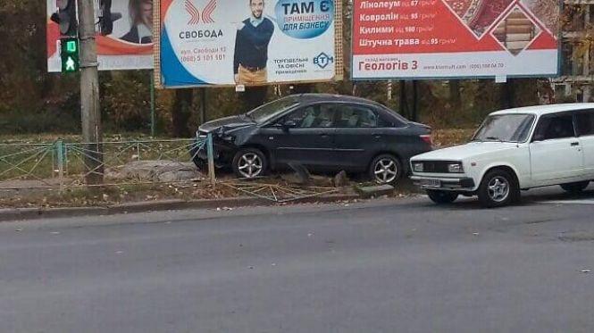 Новини Хмельницького - фото з У Хмельницькому "Honda" на "єврономерах" влетіла у металевий паркан У Хмельницькому "Honda" на "єврономерах" влетіла у металевий паркан, фото №3 на сайті vsim.ua