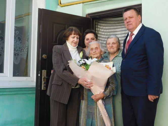 Пережила голод, війну та смерть доньки: як хмельничанка Надія у 100 років досі торти випікає та хрестиком вишиває, фото №1 на сайті vsim.ua