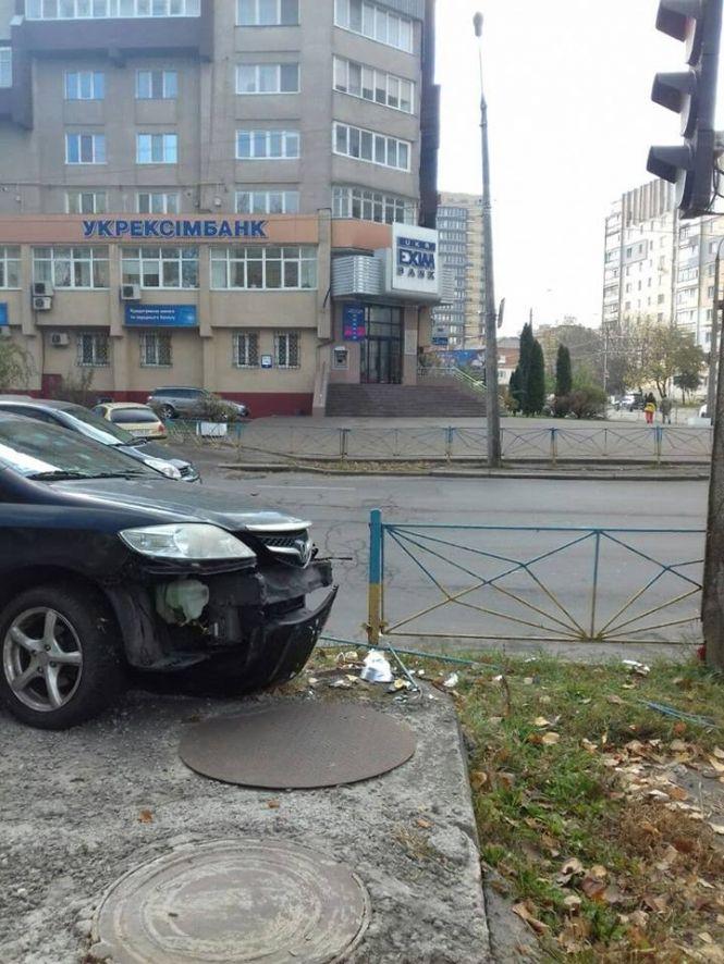 Новини Хмельницького - фото з У Хмельницькому "Honda" на "єврономерах" влетіла у металевий паркан У Хмельницькому "Honda" на "єврономерах" влетіла у металевий паркан, фото №1 на сайті vsim.ua
