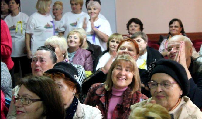 Новини Вінниці - фото з Фітнес-бабусі займаються спортом під Dan Balan та Dzidzio Фітнес-бабусі займаються спортом під Dan Balan та Dzidzio, фото №2 на сайті 20minut.ua