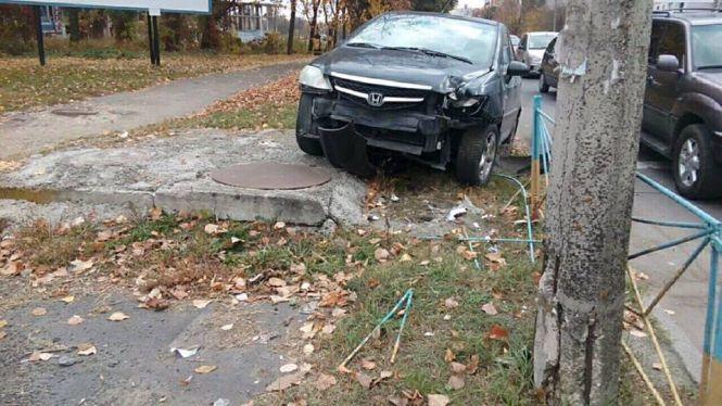 Новини Хмельницького - фото з У Хмельницькому "Honda" на "єврономерах" влетіла у металевий паркан У Хмельницькому "Honda" на "єврономерах" влетіла у металевий паркан, фото №2 на сайті vsim.ua