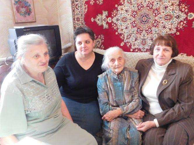 Пережила голод, війну та смерть доньки: як хмельничанка Надія у 100 років досі торти випікає та хрестиком вишиває, фото №5 на сайті vsim.ua