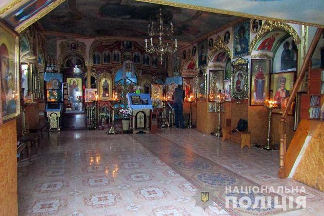 Зняла прикрасу з ікони: у церкві на Проскурівській спіймали крадійку, фото №2 на сайті vsim.ua