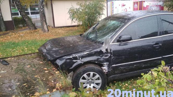 Біля «Обнови» ДТП: авто збило парапет і метрів 15 пролетіло пішохідною зоною (оновлено), фото №1 на сайті 20minut.ua