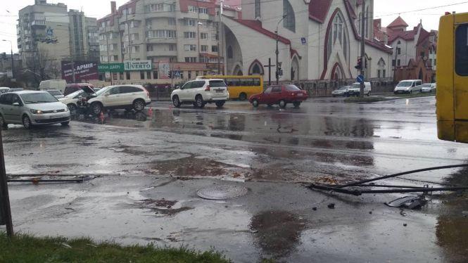 Біля «Обнови» ДТП: авто збило парапет і метрів 15 пролетіло пішохідною зоною (оновлено), фото №3 на сайті 20minut.ua