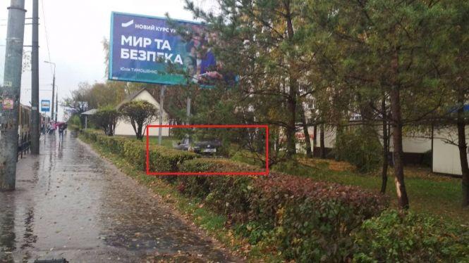 Біля «Обнови» ДТП: авто збило парапет і метрів 15 пролетіло пішохідною зоною (оновлено), фото №2 на сайті 20minut.ua