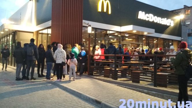Фото дня: у McDonald's черги аж до дороги на сайті 20minut.ua Фото дня: у McDonald's черги аж до дороги, фото №2 на сайті 20minut.ua