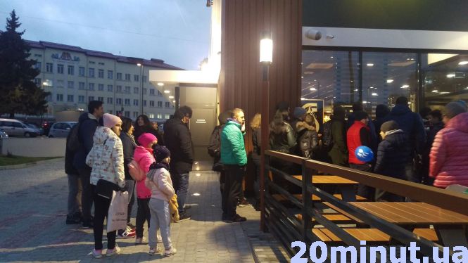 Фото дня: у McDonald's черги аж до дороги на сайті 20minut.ua Фото дня: у McDonald's черги аж до дороги, фото №1 на сайті 20minut.ua
