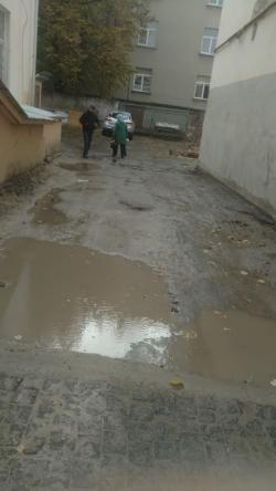 Новини Тернополя - фото з На Чорновола дорогу зробили, а двір поруч розрили. Тепер там болото та калюжі На Чорновола дорогу зробили, а двір поруч розрили. Тепер там болото та калюжі, фото №1 на сайті 20minut.ua