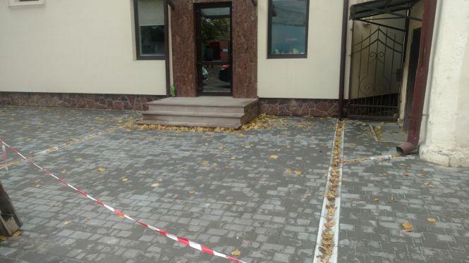 Новини Тернополя - фото з На Чорновола дорогу зробили, а двір поруч розрили. Тепер там болото та калюжі На Чорновола дорогу зробили, а двір поруч розрили. Тепер там болото та калюжі, фото №2 на сайті 20minut.ua