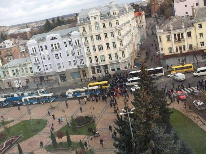 Мітинг у центрі міста: активісти перекрили Соборну (ОНЛАЙН), фото №16 на сайті 20minut.ua