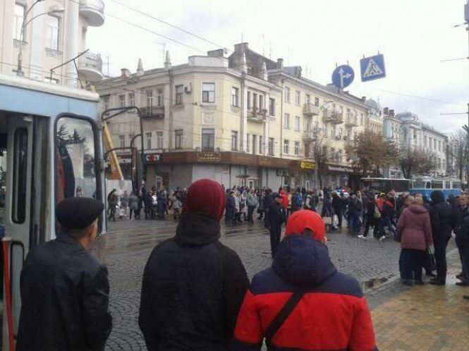 Мітинг у центрі міста: активісти перекрили Соборну (ОНЛАЙН), фото №3 на сайті 20minut.ua
