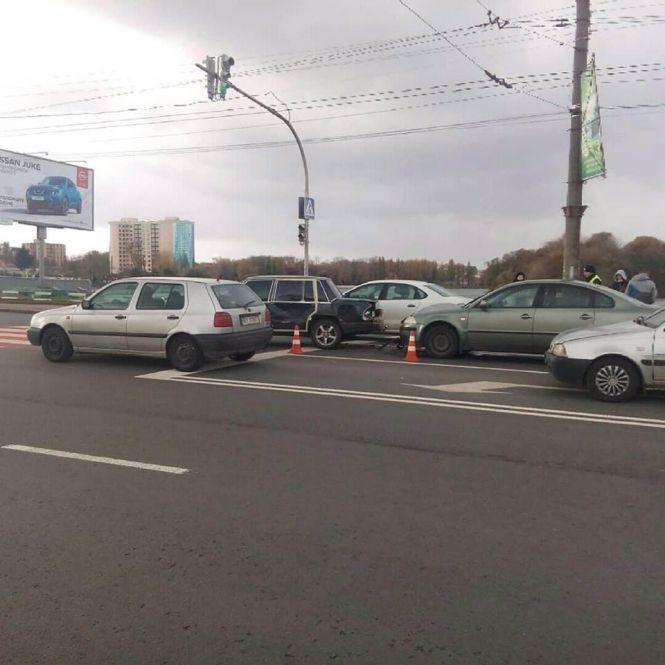 Новини Хмельницького - фото з У центрі Хмельницького зіткнулися три автомобілі У центрі Хмельницького зіткнулися три автомобілі, фото №1 на сайті vsim.ua