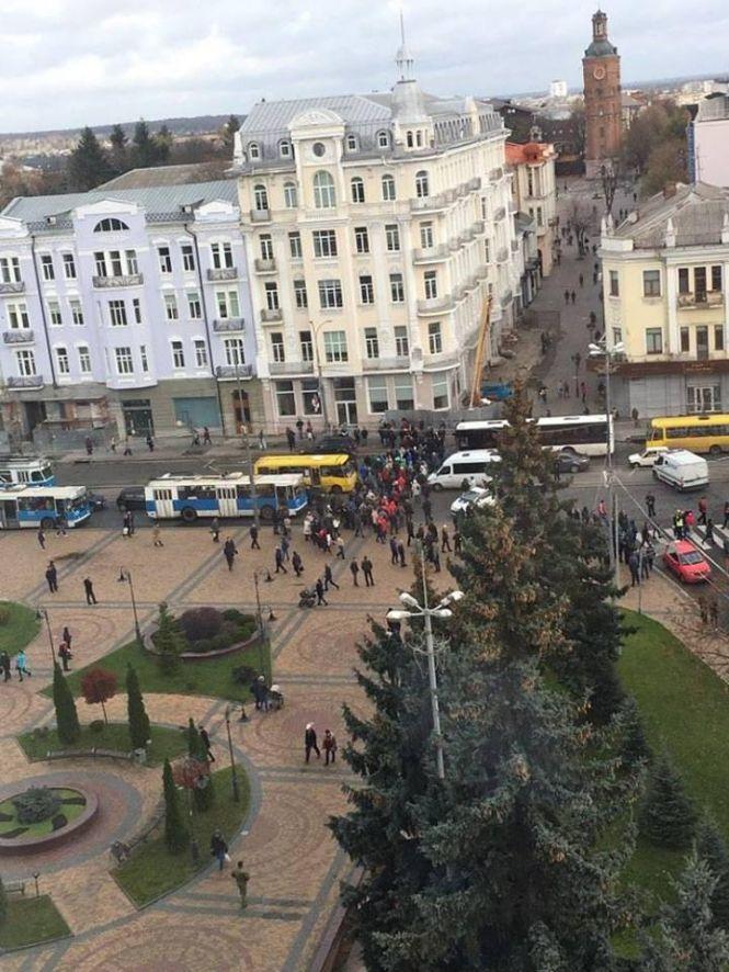 Мітинг у центрі міста: активісти перекрили Соборну (ОНЛАЙН), фото №15 на сайті 20minut.ua