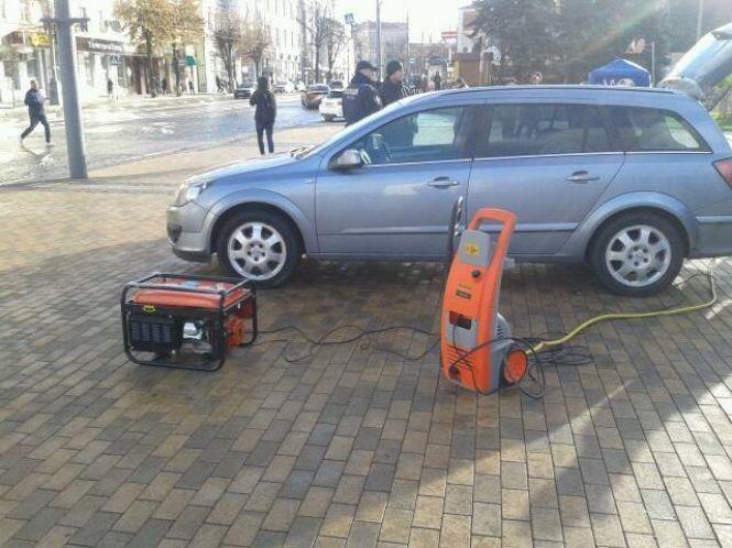Тарифний та проти автомийки: як люди зібрались на мітинги під міськрадою, фото №1 на сайті 20minut.ua