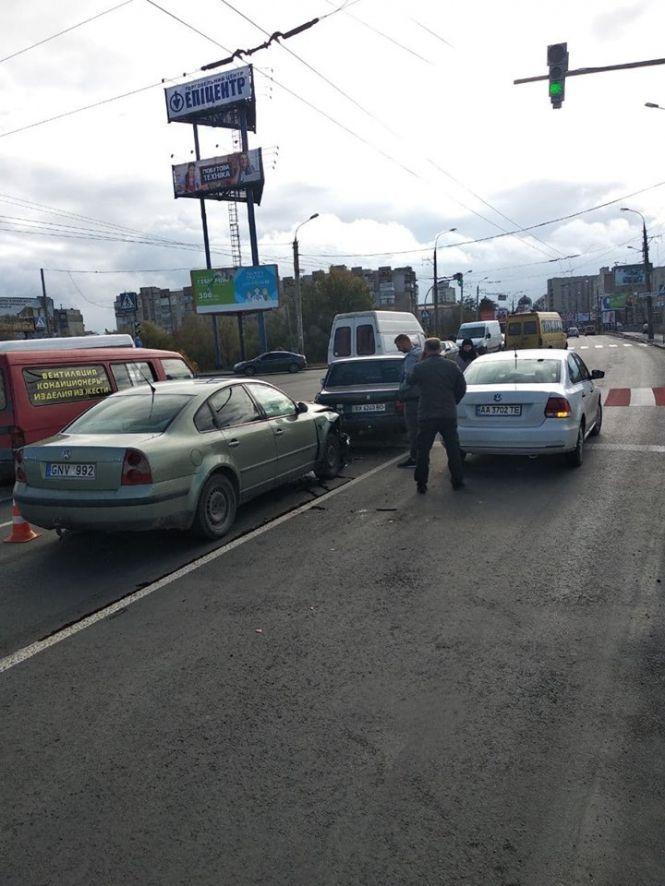 У центрі Хмельницького зіткнулися три автомобілі, фото №2 на сайті vsim.ua