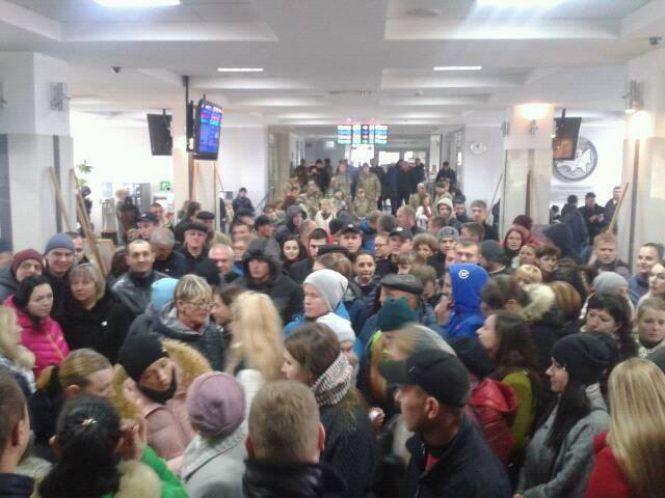 Мітинг у центрі міста: активісти перекрили Соборну (ОНЛАЙН), фото №2 на сайті 20minut.ua