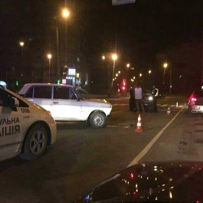 Нічна аварія біля Палацу творчості: водій утік з місця ДТП, фото №1 на сайті vsim.ua