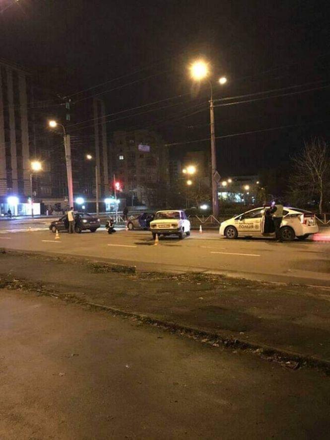 Нічна аварія біля Палацу творчості: водій утік з місця ДТП, фото №2 на сайті vsim.ua