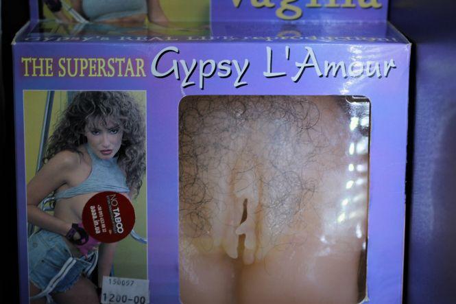 «Заможні чоловіки думають, що за гроші їм можна все»: розмова з працівницями секс-шопу, фото №16 на сайті 20minut.ua