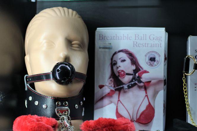 «Заможні чоловіки думають, що за гроші їм можна все»: розмова з працівницями секс-шопу, фото №6 на сайті 20minut.ua