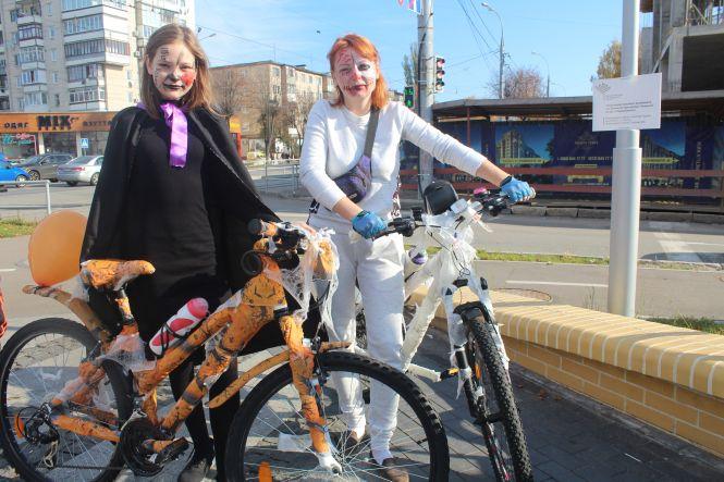 Новини Вінниці - фото з Cелфі з зомбі та чорти на велосипедах: містом проїхав велопробіг до Хелловіну Cелфі з зомбі та чорти на велосипедах: містом проїхав велопробіг до Хелловіну, фото №2 на сайті 20minut.ua