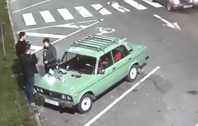 На Янгеля п’яна вінничанка розтрощила об бордюр чорну Audi. Відео за вихідні, фото №2 на сайті 20minut.ua