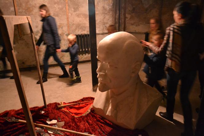 Новини Хмельницького - фото з Привиди, підземелля та Ленін у пеклі: у художньому музеї провели нічну екскурсію Привиди, підземелля та Ленін у пеклі: у художньому музеї провели нічну екскурсію, фото №3 на сайті vsim.ua