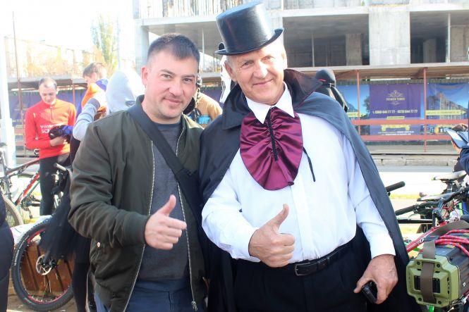 Новини Вінниці - фото з Cелфі з зомбі та чорти на велосипедах: містом проїхав велопробіг до Хелловіну Cелфі з зомбі та чорти на велосипедах: містом проїхав велопробіг до Хелловіну, фото №3 на сайті 20minut.ua