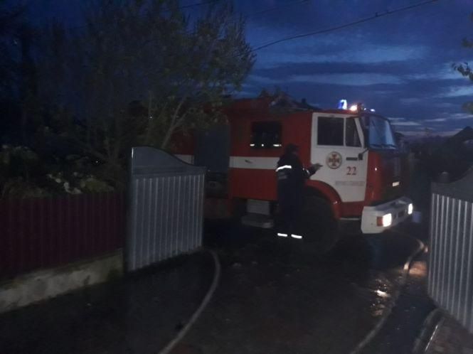 У Ярмолинцях згорів гараж з автомобілем всередині, фото №2 на сайті vsim.ua