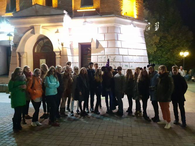 Ходили з гарбузом і випрошували цукерки. Чого домагалися ліцеїсти?, фото №1 на сайті 20minut.ua
