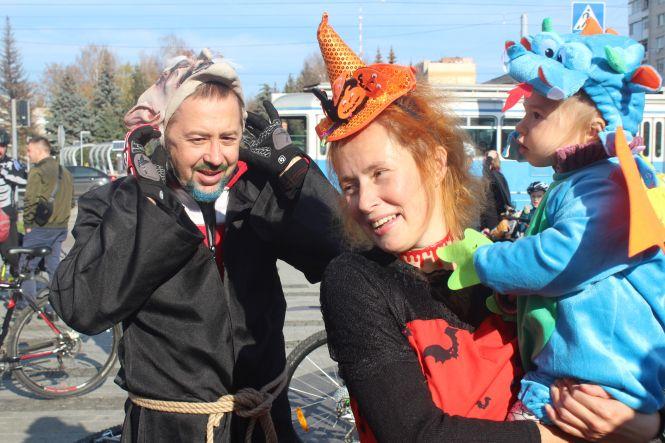 Новини Вінниці - фото з Cелфі з зомбі та чорти на велосипедах: містом проїхав велопробіг до Хелловіну Cелфі з зомбі та чорти на велосипедах: містом проїхав велопробіг до Хелловіну, фото №1 на сайті 20minut.ua