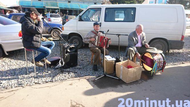 Новини Тернополя - фото з Відео дня: покупців на центральному ринку розважають українськими вальсами Відео дня: покупців на центральному ринку розважають українськими вальсами, фото №1 на сайті 20minut.ua