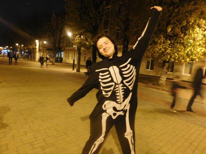 Новини Хмельницького - фото з З розмальованими обличчями та ножицями в голові: центр Хмельницького заполонила “Хелловінська нечисть” З розмальованими обличчями та ножицями в голові: центр Хмельницького заполонила “Хелловінська нечисть”, фото №3 на сайті vsim.ua