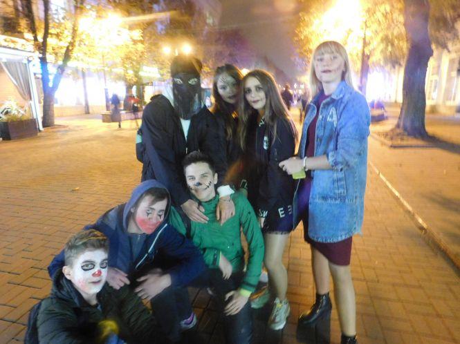 Новини Хмельницького - фото з З розмальованими обличчями та ножицями в голові: центр Хмельницького заполонила “Хелловінська нечисть” З розмальованими обличчями та ножицями в голові: центр Хмельницького заполонила “Хелловінська нечисть”, фото №6 на сайті vsim.ua