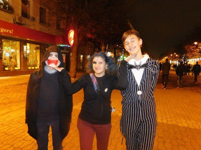 Новини Хмельницького - фото з З розмальованими обличчями та ножицями в голові: центр Хмельницького заполонила “Хелловінська нечисть” З розмальованими обличчями та ножицями в голові: центр Хмельницького заполонила “Хелловінська нечисть”, фото №10 на сайті vsim.ua