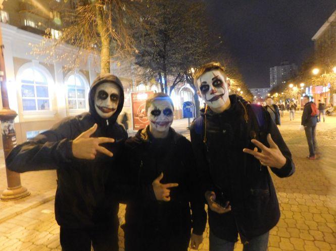 Новини Хмельницького - фото з З розмальованими обличчями та ножицями в голові: центр Хмельницького заполонила “Хелловінська нечисть” З розмальованими обличчями та ножицями в голові: центр Хмельницького заполонила “Хелловінська нечисть”, фото №9 на сайті vsim.ua