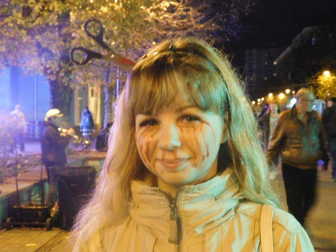 Новини Хмельницького - фото з З розмальованими обличчями та ножицями в голові: центр Хмельницького заполонила “Хелловінська нечисть” З розмальованими обличчями та ножицями в голові: центр Хмельницького заполонила “Хелловінська нечисть”, фото №1 на сайті vsim.ua