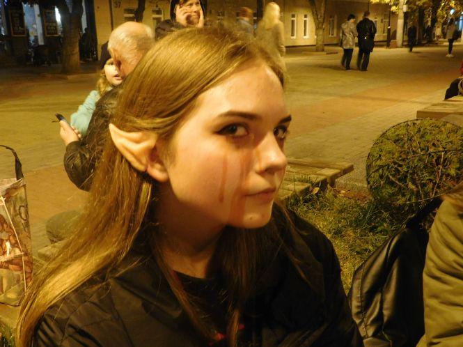 Новини Хмельницького - фото з З розмальованими обличчями та ножицями в голові: центр Хмельницького заполонила “Хелловінська нечисть” З розмальованими обличчями та ножицями в голові: центр Хмельницького заполонила “Хелловінська нечисть”, фото №2 на сайті vsim.ua